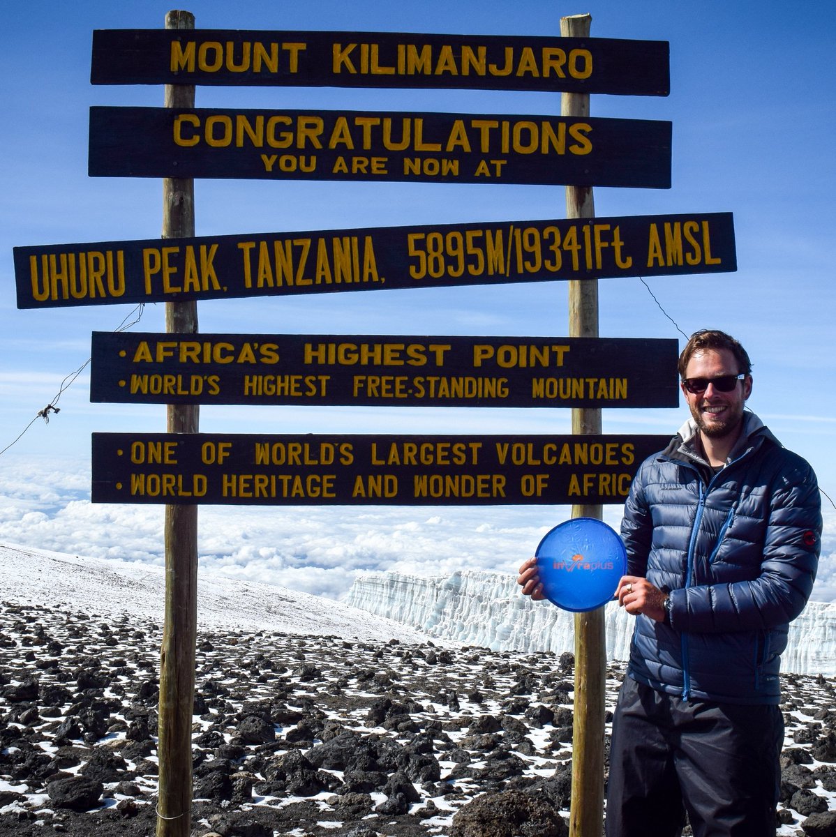 Onlangs heeft collega Harko het hoogste punt van Kilimanjaro bereikt. Zie mooie foto met #InVraplus frisbee.