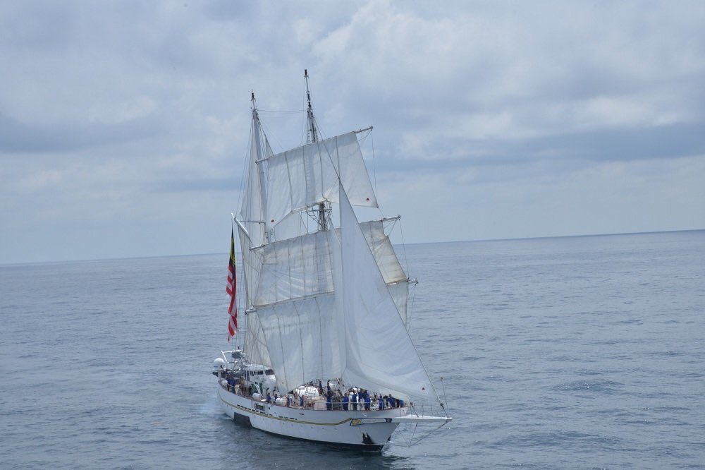 KldTunas's tweet photo. #PassingExercise (PASSEX);KLD TUNAS SAMUDERA &amp; BAE BUQUE ESCUELA GUAYAS Kapal Tentera Laut Equador https://t.co/tqjOj21u6s