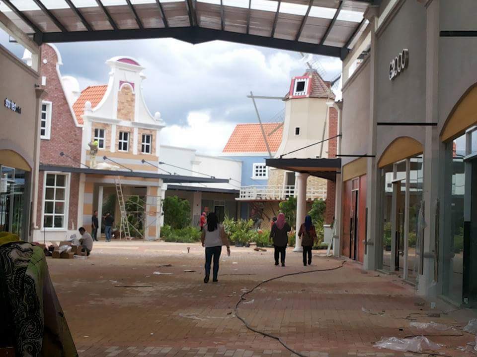 Soleyinn's tweet photo. Gais Melaka Premium Outlet (MPO) launch esok gais. Jom alang duit Mara baru masuk ni ehem 😌 https://t.co/xBHUwcOSLm