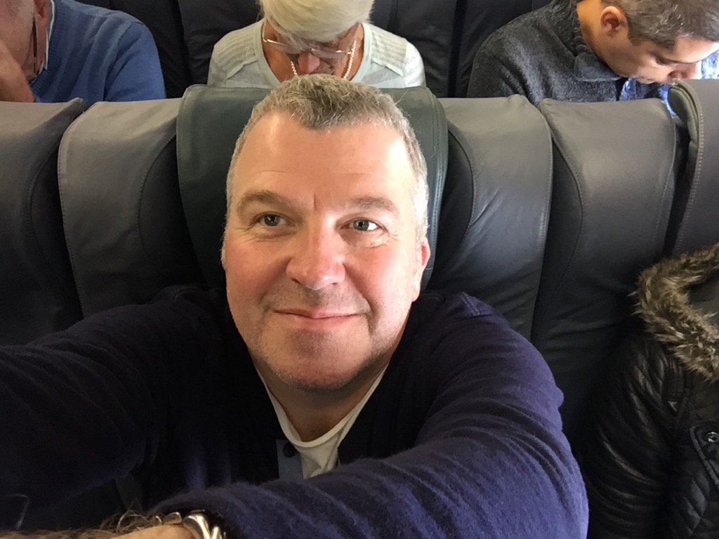 MichaelHeppell's tweet photo. It's Friday, I'm sitting in a middle seat. Will I get a handwritten note from the Captain? #captDenny #5StarService https://t.co/arBKRIIwK8