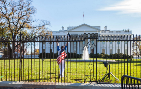 washingtonpost's tweet image. He said, &quot;All right, let’s do this.&quot; Then he jumped the White House fence. wapo.st/1Ny6gdW