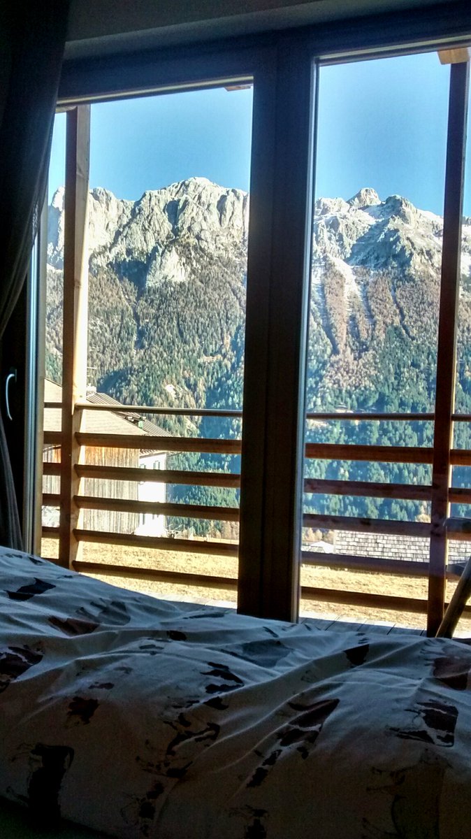 Un panorama dalla camera che staresti tutto il giorno a guardarlo! #krampusfassa #valdifassa #giorniinmontagna