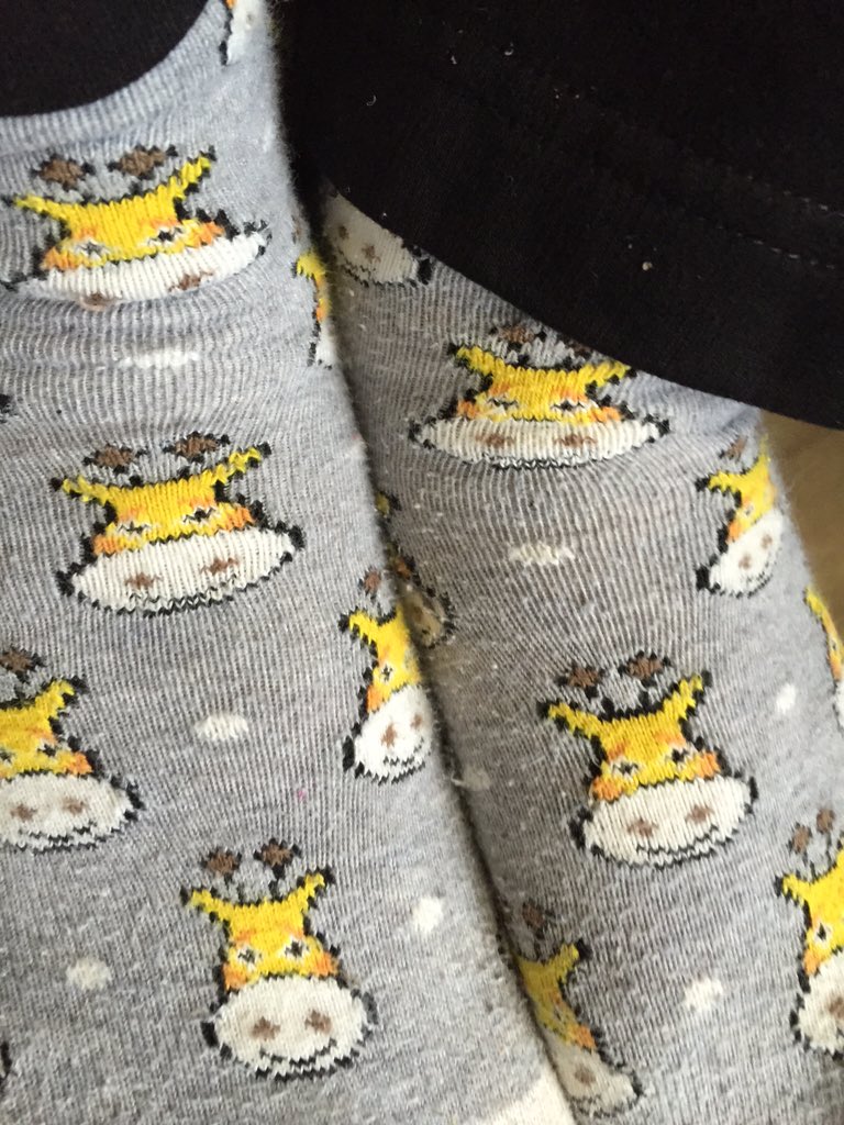 ozlemkaratas_'s tweet photo. Cindy: Faye loves her alien with yellow head socks hahahha #giraffesocks 😂😂😂 https://t.co/UGQUMcZlUL