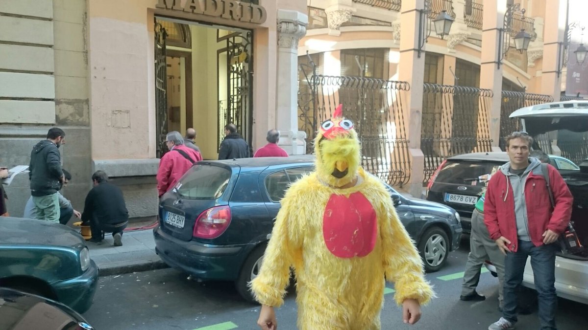 op_gallina's tweet photo. Me he acercado tbn a preguntarle a @sanchezcastejon ¿por qué es tan gallina? Luego os cuento ;) #operaciongallina https://t.co/RUYPrlrTZg