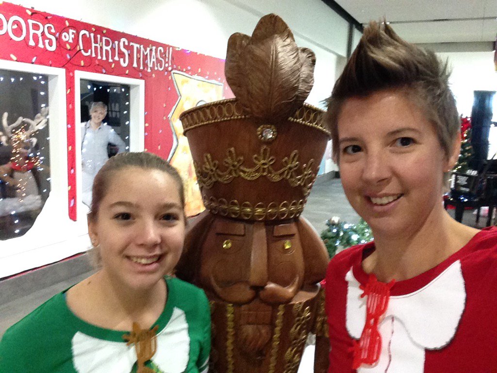 RNbaldie's tweet photo. #ellenphotobombed https://t.co/MXoDnaKHf1