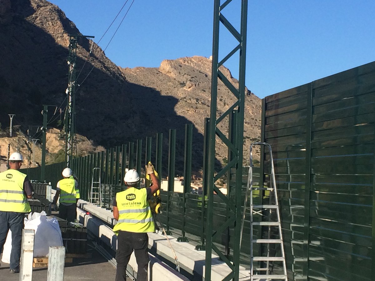 En la obra continuando con la instalación de los 6.800 m2 de panel