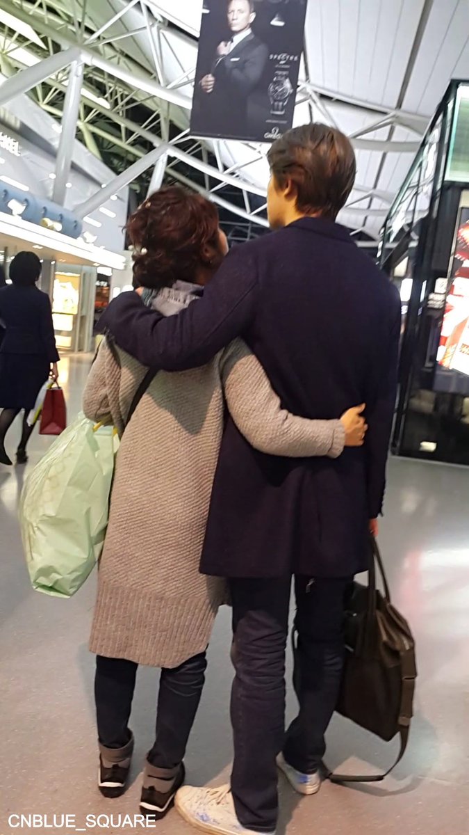 cnblue_square's tweet photo. Sweet moment with mother~ https://t.co/TG9D8T2PHL