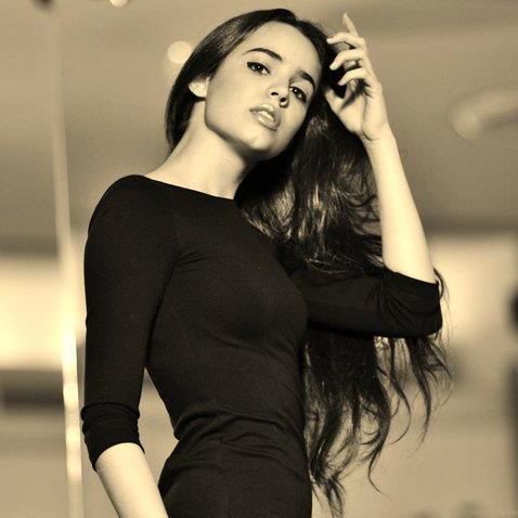 AnaGomez005's tweet photo. No llores por aver perdido el sol porque las lagrimas no te permiten ver las estrellas @SofiaCarson https://t.co/0md48myN30