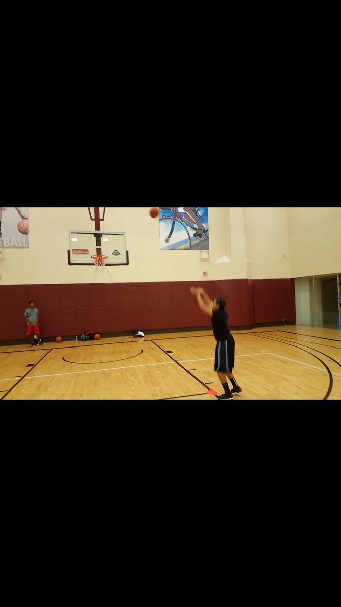 staysmoove1's tweet photo. D&amp;B...bball on the side https://t.co/W3JyO7K4RU