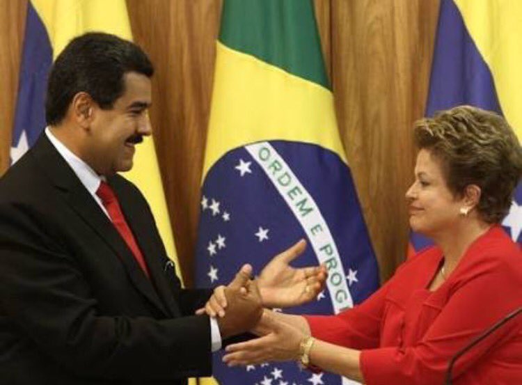 DireitaBrasil's tweet photo. Chavistas dão comida (!!!!) em troca de votos na Venezuela. 

Uma foto sobre isso: https://t.co/CNTRVwWY0C