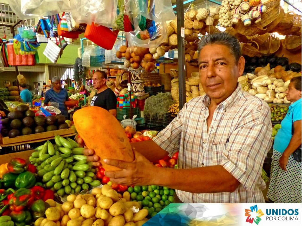 ColimaMunicipio's tweet photo. Este viernes en el Mercado Constitución, Don Isaac nos recomienda iniciar el día con una fruta, para tener energía. https://t.co/ZUgZ5owxHX