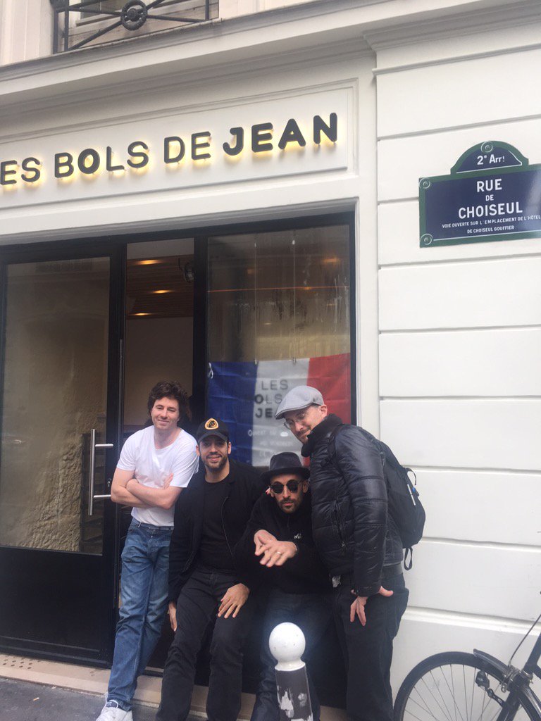 jeanimbert's tweet photo. Les artistes aux bols! @DarrenAronofsky @davidblaine @JRart https://t.co/8g4Oxq8SWy