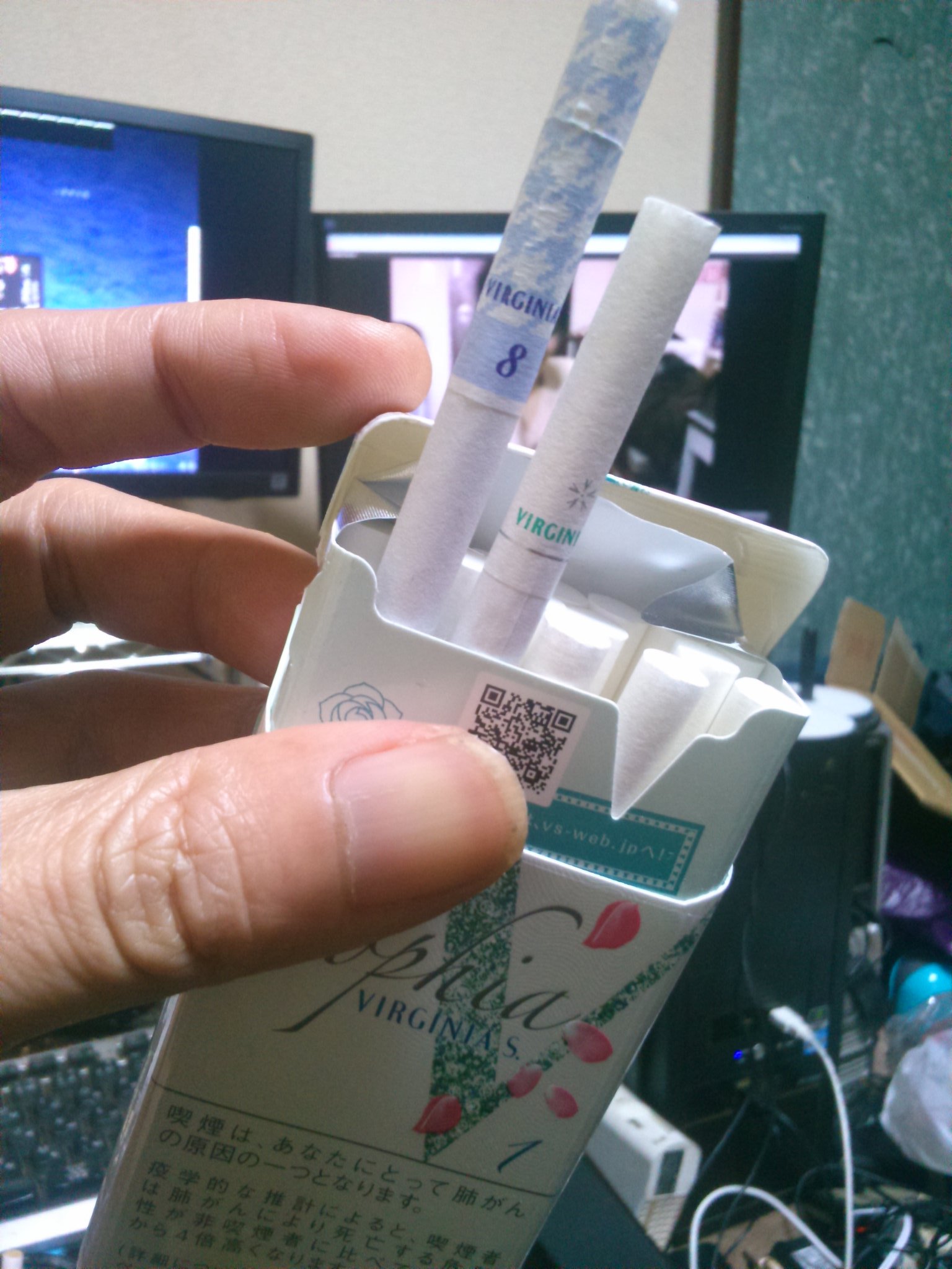 タノムサク鳥羽 Auf Twitter 俺が愛飲するタバコ バージニア 1m なぜか１本だけ 柄のついたフィルターのがあったので 当たり とか思ったら ただ間違って１本だけ８mが入ってただけだった でもこれって凄く珍しくない 俺は初めて見たんだけど T Co