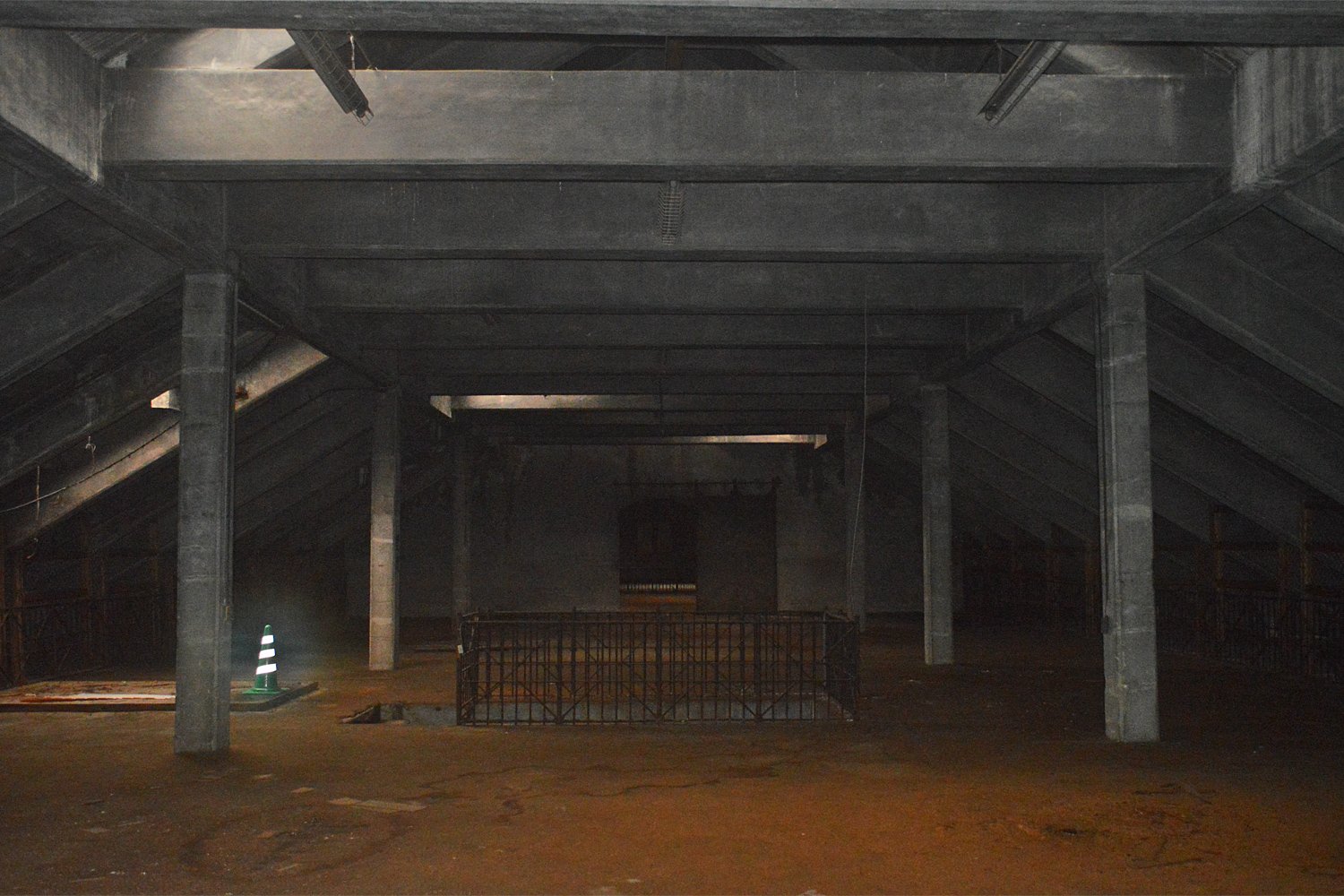 タケ All A On Twitter Take All A 外観では2階建てに見えますが実際は3階建て これは小屋裏にあたる3階 の内部空間 小屋組は鉄筋コンクリート Rc 造の柱 梁で造られています 感度を上げて手持ちで撮ったので 画質が粗いのはご容赦ください Https T Co