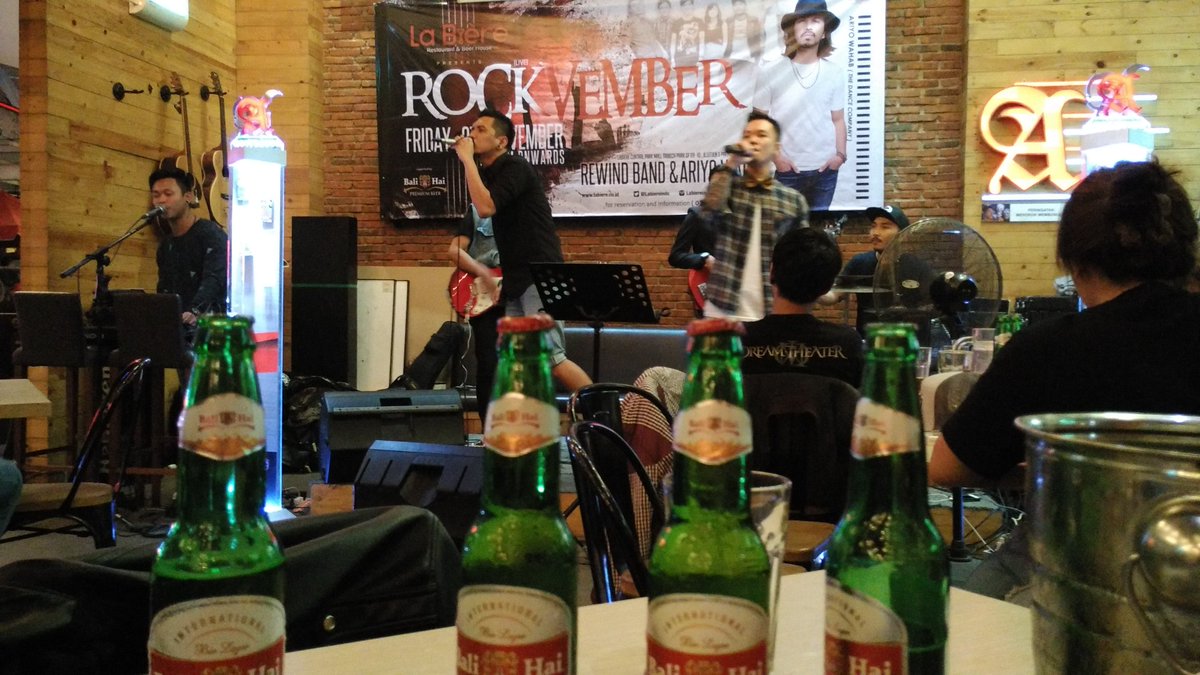 LaBiereindo's tweet photo. Yuk merapat #ROCKVEMBER sdh mulai, seru2an bareng Rewind Band 
Supported by @BaliHaiBeerID https://t.co/q8Winu6jV6