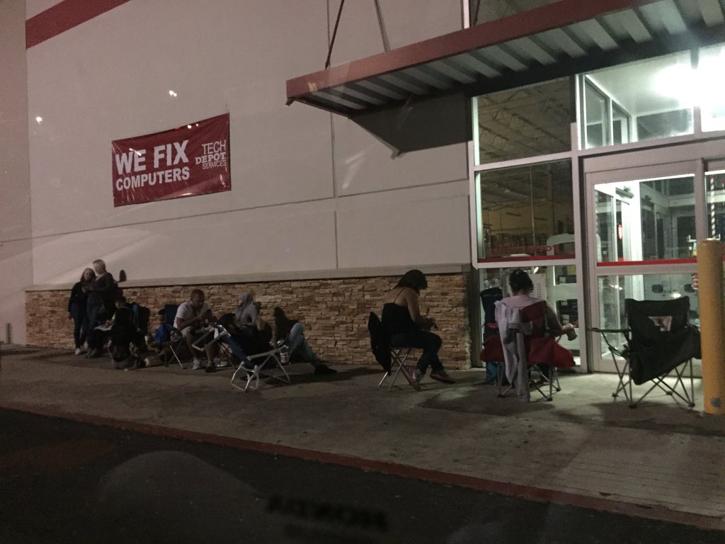 Joutax's tweet photo. Porque hasta entre los pobres existen los más pobres. #BlackFridayPR https://t.co/OIye0v6FnA