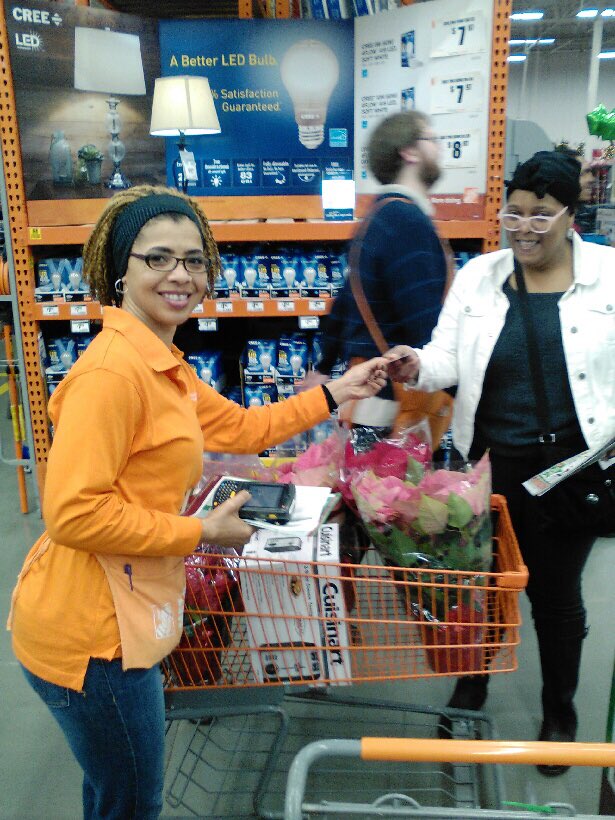 MattucciTHD's tweet photo. BF MET support in action with Freda from 175 on the gift cards! https://t.co/4I3Csq1rgq