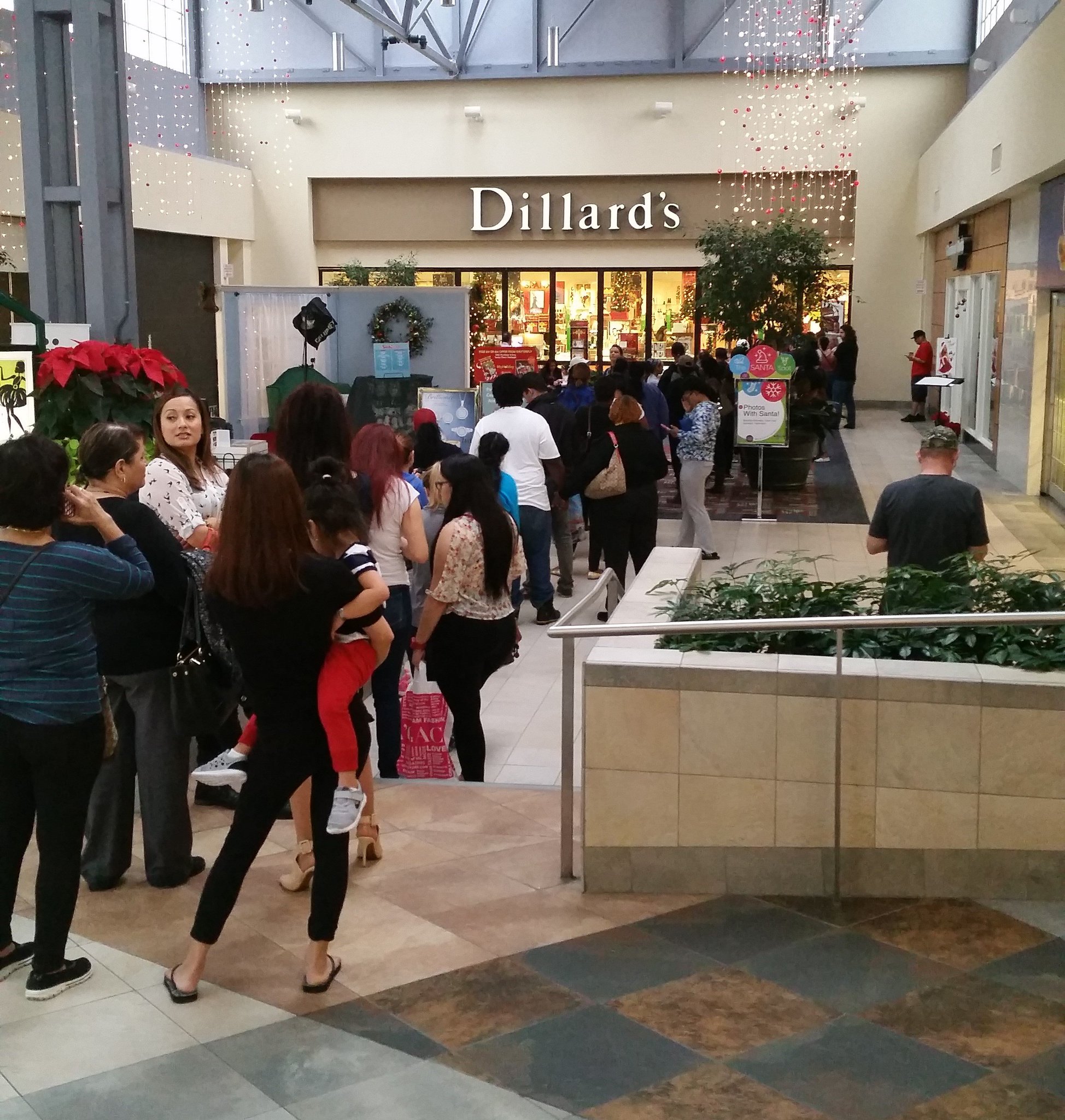 Killeen Mall On Twitter Blackfriday Jllretail Dillards Long Lines Waiting On Deals At Dillard S Https T Co G33jzcnkdo