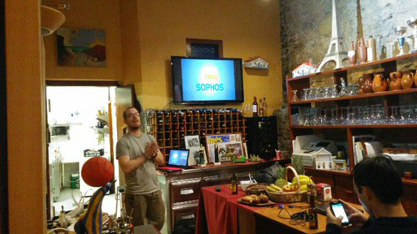 interh4ck's tweet photo. Gracias a @sophosiberia #rosita #a2secure por patrocinar, genial #HBtarragona @darthbitsec @fikih888 @hackandbeers https://t.co/i0dUVH09dL