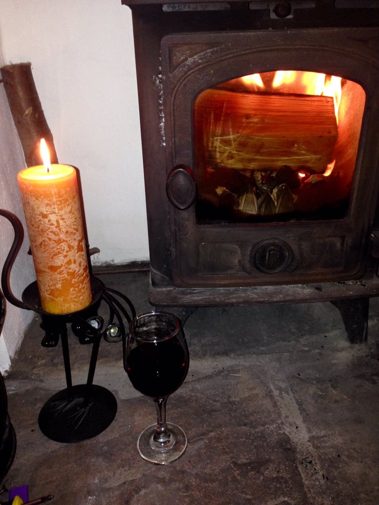AdeleJHarrison's tweet photo. Perfection in a photo #roaringlogfire, #cheekyglassofred & the most amazing @meltcandles #nutmeg&vetiver 💞 Bliss. https://t.co/BYYguMU0BR