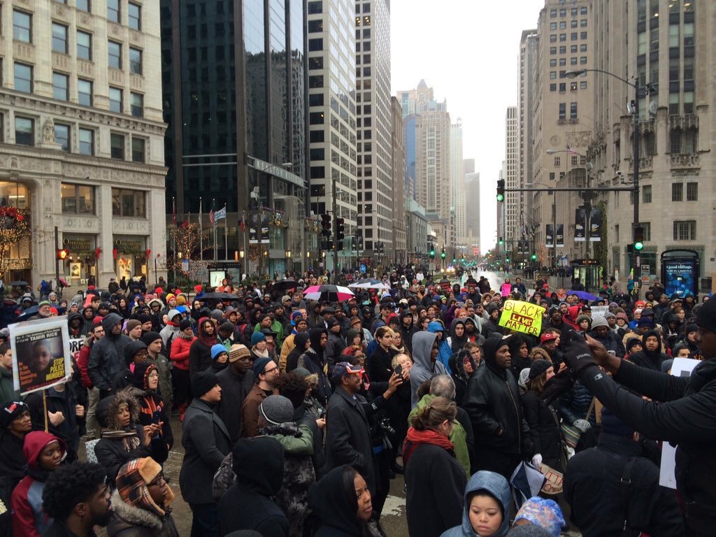 Chicago, the world sees you standing strong!!! #LaquanMcDonald #NotOneDime