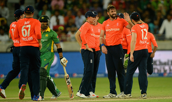England beat Pakistan by 3 runs in the 2nd T20 to win the series.

Live reaction <a href="/bbctms/">Test Match Special</a>:  bbc.in/1lln5f8