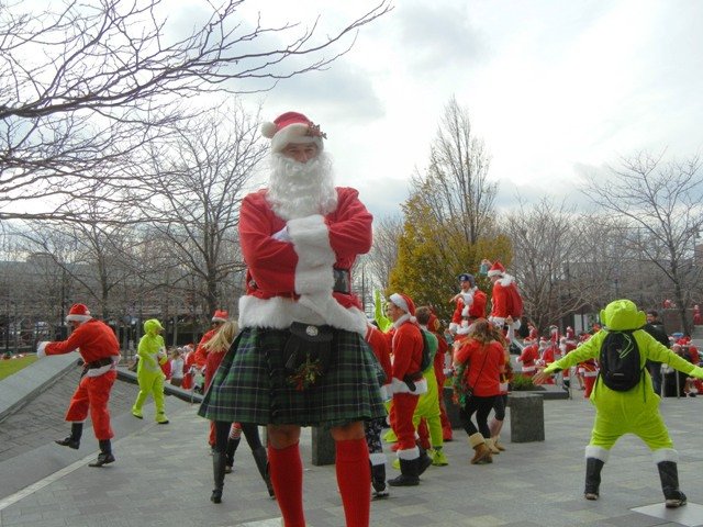 ENFD240's tweet photo. @santacon #santacontestNYC https://t.co/gXKHdUuRK0