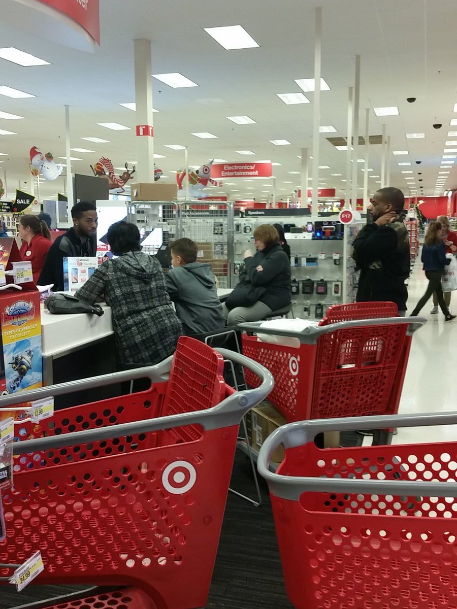 MonicaFromholtz's tweet photo. Target Mobile taking care of business!  #BlackFriday #ncmindirect https://t.co/3xYEOQMXAy