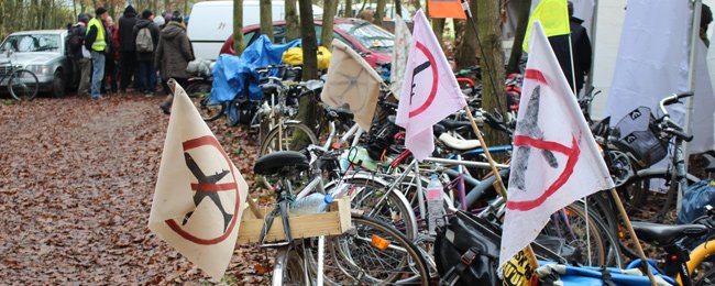 Politis_fr's tweet photo. Malgré les interdictions "Cap sur la #COP21" maintient son banquet des irréductibles #MSLC21
https://t.co/iUp81X68jr https://t.co/F2jwy2OciM