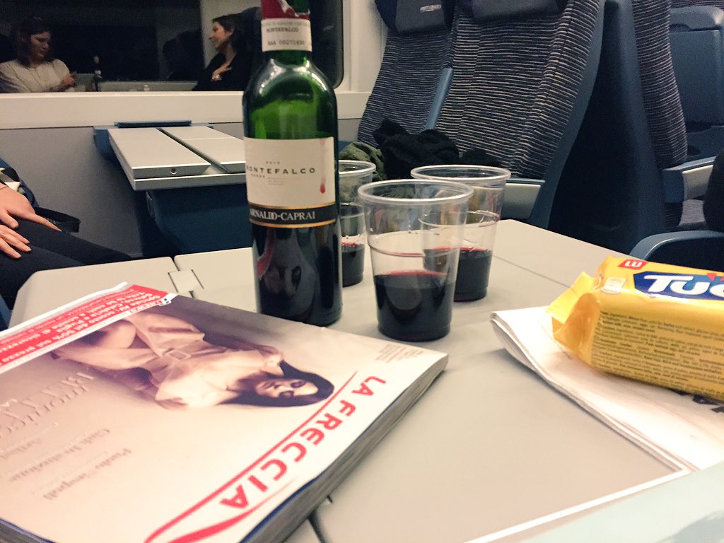 eligianap's tweet photo. 173min di ritardo. Concerto dei KOC alle 21 a Bologna saltato. Per la serie @trenitaliamerda! Noi ci beviamo sù. Sob https://t.co/B7x2PfPBY5