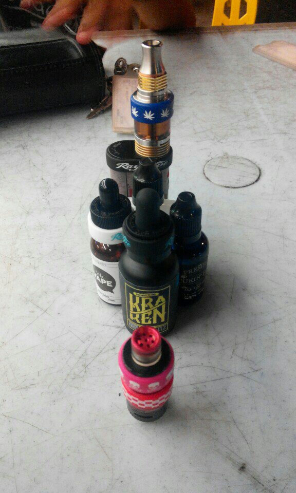 muizjohari_'s tweet photo. #cloudmeet #cloudasri #refilltillend #vapeon #vapewithattitude (@ Restoran Asri Rosmerah) https://t.co/FCtPm7mGlj https://t.co/phh0nSvg0f