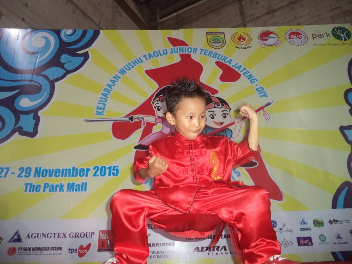 Olahragawan muda Salatiga di Wushu Fuqing Cup 27.11.2015 @ Mall The Park Solo Baru. Albert Bahiscara Priya Pratama