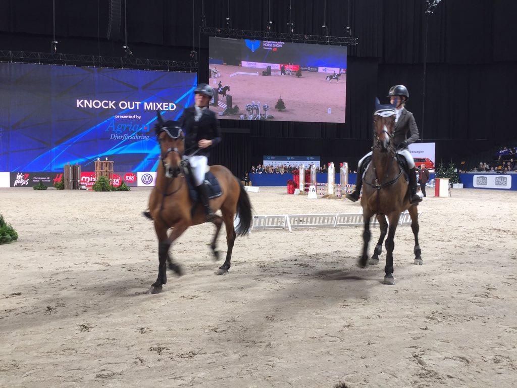 SwedenHorseShow's tweet photo. Malin Bayard ramlade av efter mål i första duellen, men tuff som hon är så är hon redan uppe på ryggen igen! https://t.co/M4Nnt36gfE