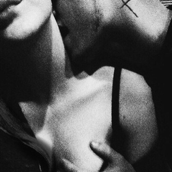 я помню эти поцелуи это было вау. фото для чтоб было вау. я не помню цвет твоих найков. я помню нашу с тобой встречу. найк с сердечками.