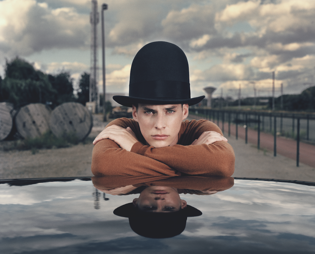 This #Friday we're in ❤ with @samsoesamsoe's caramel knit in the beautiful <a href="/redthreadhq/">Red Thread Journal</a> 🌰 Styling by <a href="/BethBuxton1/">beth buxton</a> ❤