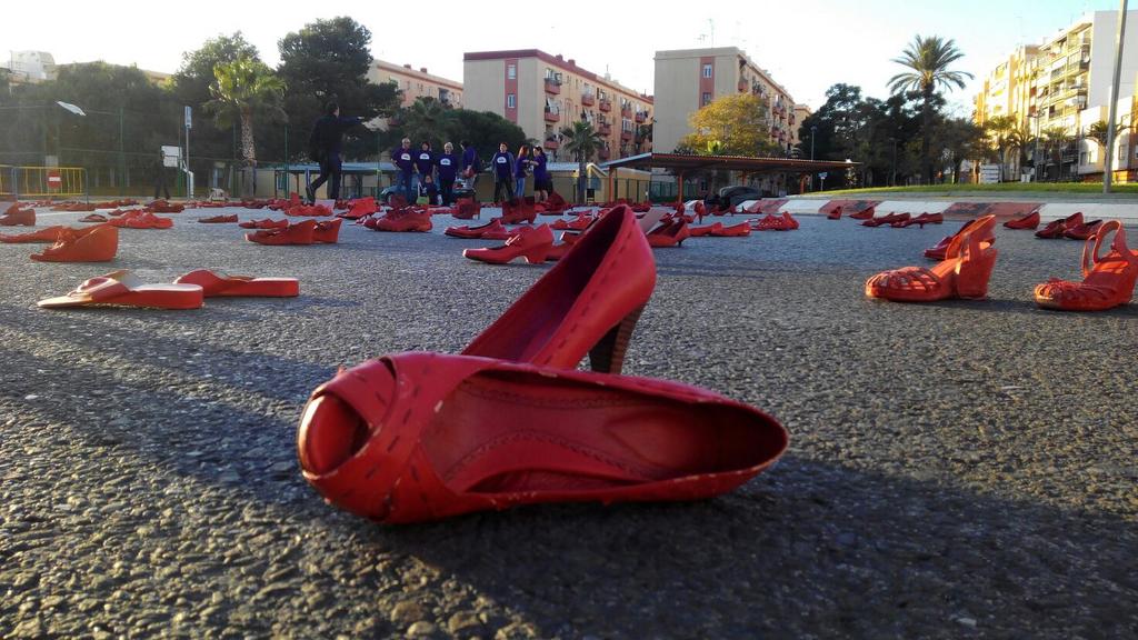 ZRVLC's tweet photo. #ZapatosRojos en el Puerto de Sagunto con @amigasupervivie @AmnistiaVLC https://t.co/vZkEwiYP0J