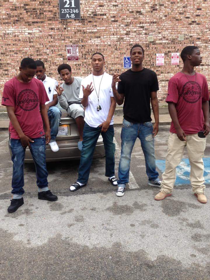 KucMarvoo's tweet photo. me nd my niggas we bros 💰💪💯 https://t.co/HseuD4ddfA