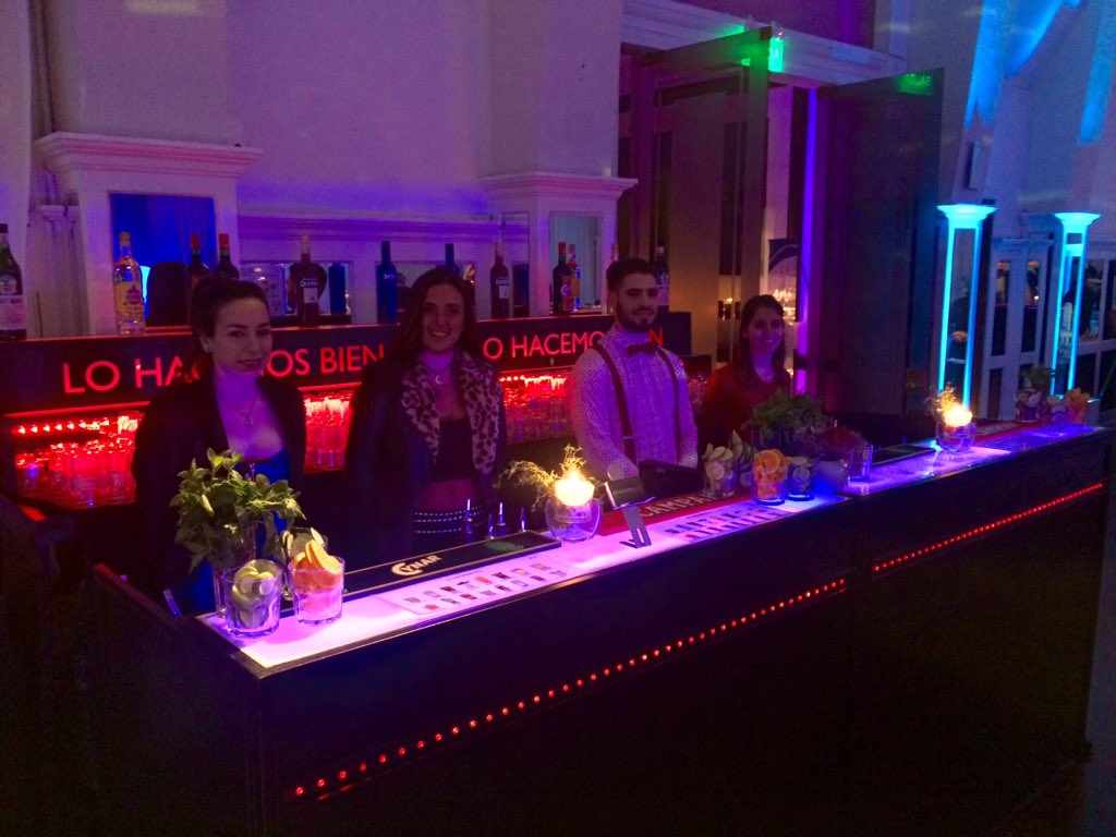 LOHACEMOSBIEN's tweet photo. βοΈππ£ππΆπΈ
#RicosCocktails πΉ@ #ElMuelle βοΈ por el #LHBTeam π #BarraPremium πΈ
#Temporada2015 πͺ
#LOHACEMOSBIEN π https://t.co/tvWZOlsUWx