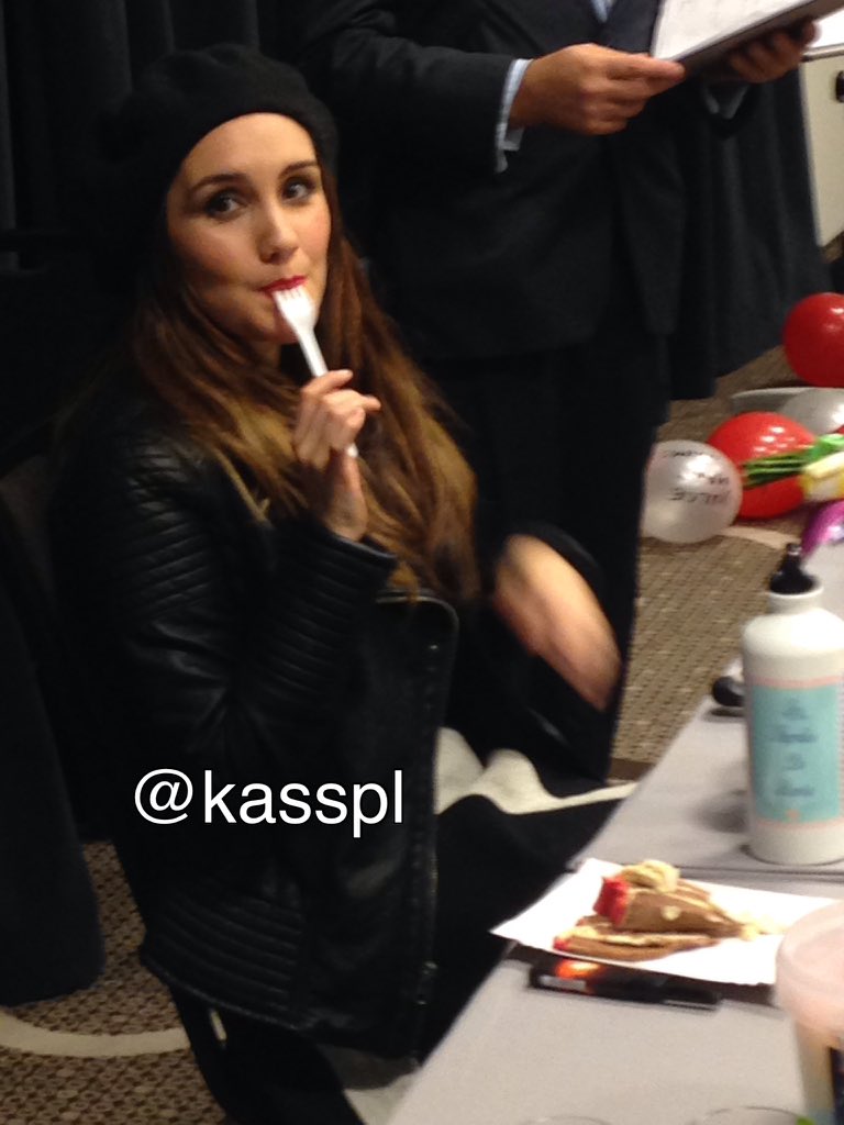 KassPL's tweet photo. @DulceMaria Dulce en convencia en Polonia 🇵🇱🇵🇱❤️❤️ https://t.co/1stkqagz6s