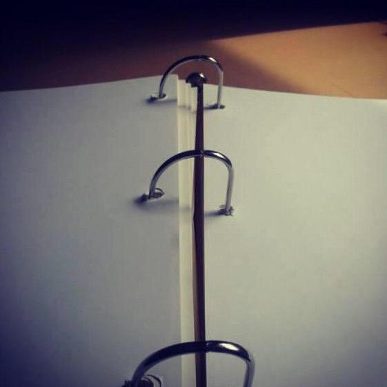 SpeakComedy's tweet image. Happy National #LeftHandersDay to all us lefties and the problems we face everyday 😆