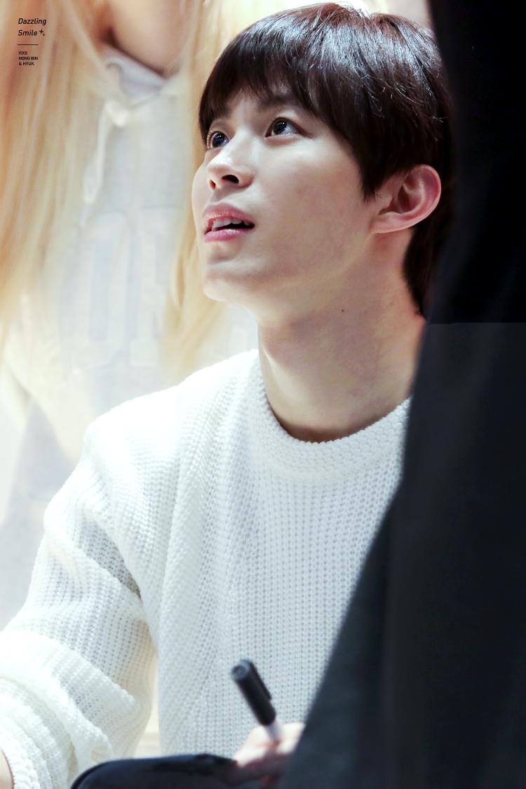 Dazzling__smile's tweet photo. 151126 인천 팬싸인회 #빅스 #VIXX #홍빈 #사슬 별빛을 보는 눈빛이 따뜻한 사람8ㅅ8 @RedBeans93 https://t.co/Pj5zjTGIBi https://t.co/AGEz0FXTr2 https://t.co/iU5ceLRh2k
