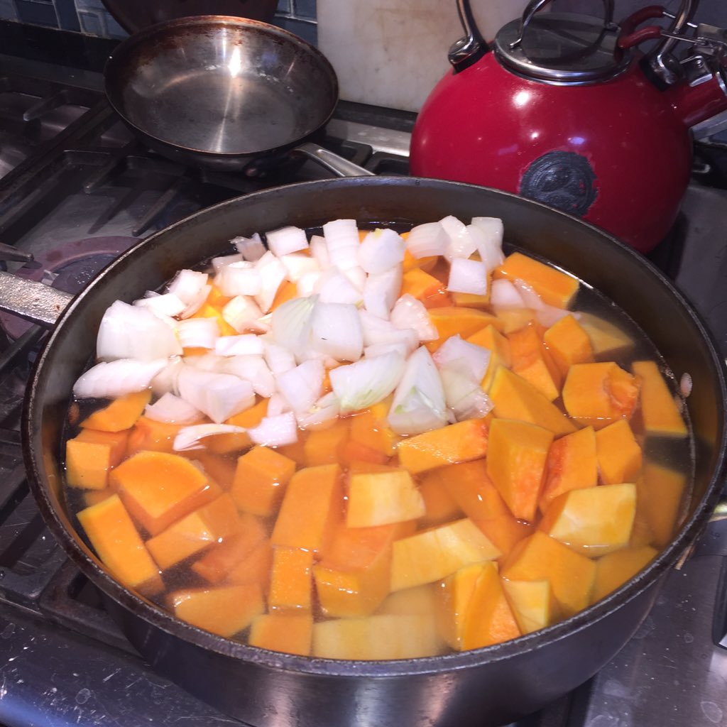 APPLESToNEPiX's tweet photo. <#BlackFriday<🔘>#SquashSoup>
Perfect #NovDay 2 make #soup:
Cool grey skies, &amp; just a hint of
#ColdRain in our future https://t.co/eHn0t4rH9Z