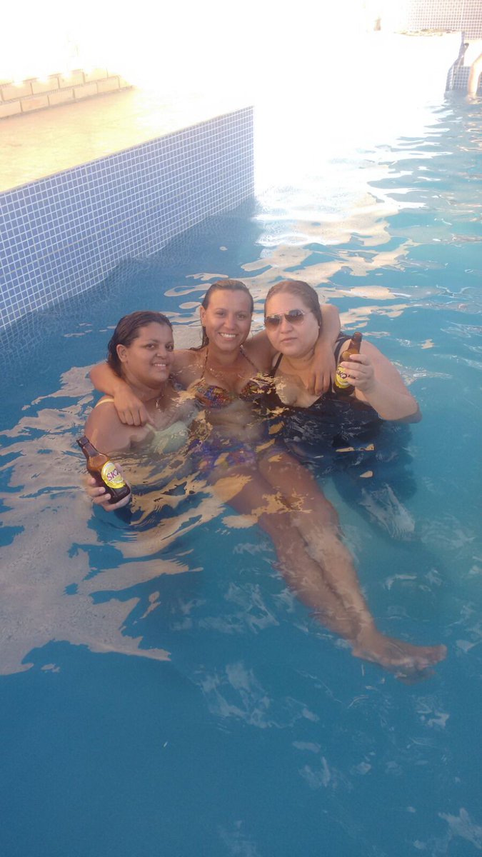 pathyxavier's tweet photo. Dia de sol com a equipe do Bar Não se preocupe! https://t.co/5J8rahsl7d