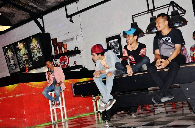 Hello itu caffe orang, kayak punya kalian ajah <a href="/OPulinggomang/">Opa Pulinggomang</a> <a href="/BayuLay/">BayuYohanesLay</a> <a href="/AfroSahar/">K.O.H.O</a>