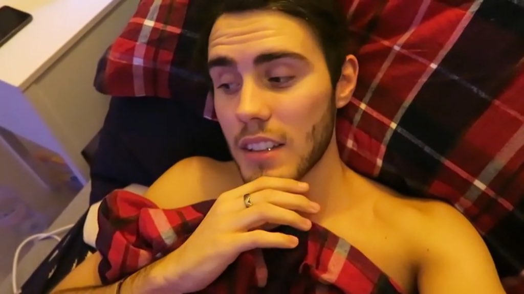 Chloeedge11's tweet photo. @PointlessBlog I can see the improvement in your teeth!! 😀 https://t.co/zLV6Ch7ysW