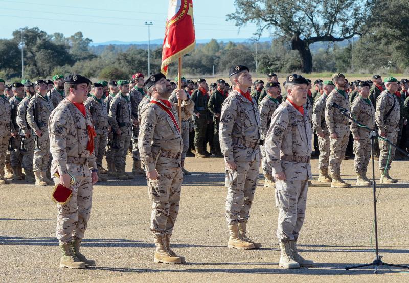 hoyextremadura's tweet photo. #Badajoz Despedida oficial a los 231 militares que se marchan de misión a Irak en diciembre https://t.co/DNI9Y3YtDU https://t.co/FX6sMuY5q9