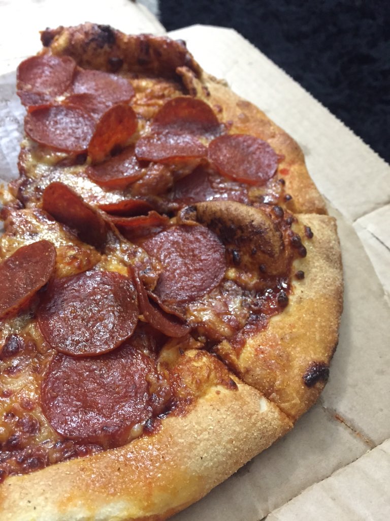 Ryan_Scottt's tweet photo. @dominos care to explain how this is thin and crispy? Also, any danger of making it look slightly appetising? #waste https://t.co/zESitva9Hu