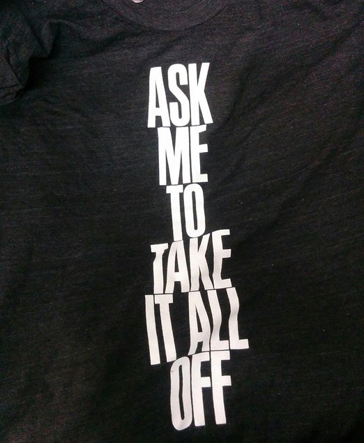 factory261's tweet photo. "Pídeme que me lo quite todo", la franela que American Apparel tuvo que retirar https://t.co/VkQ4Ozms7G https://t.co/InCZRHUIWm