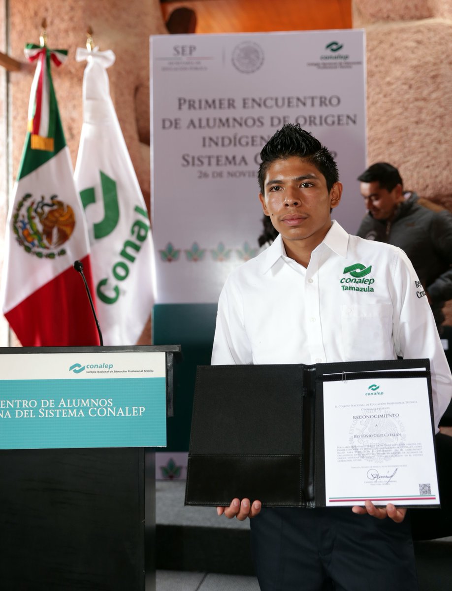 CanditaGilJ's tweet photo. Rey David del @conalepjal y Gelmy Patricia del @CONALEP_QROO son los dos ganadores del Concurso de Ensayo @EPN https://t.co/eQRRCEhqRd