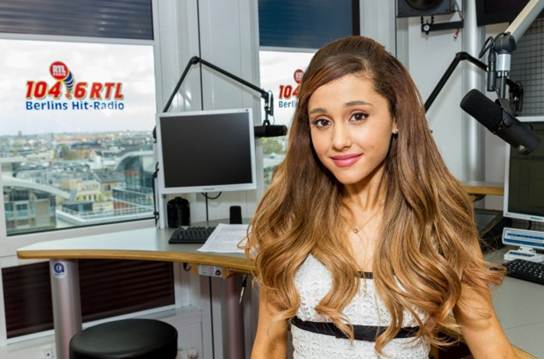 nataliedaisy_'s tweet photo. Ariana in Berlin on 104.6 RTL Berlins Hit-Radio in 2014 for an interview, she's singing the Right There song! https://t.co/2fLCHoZ2o5